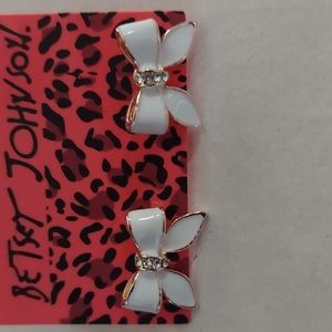 Bestey Johnson earrings nwot